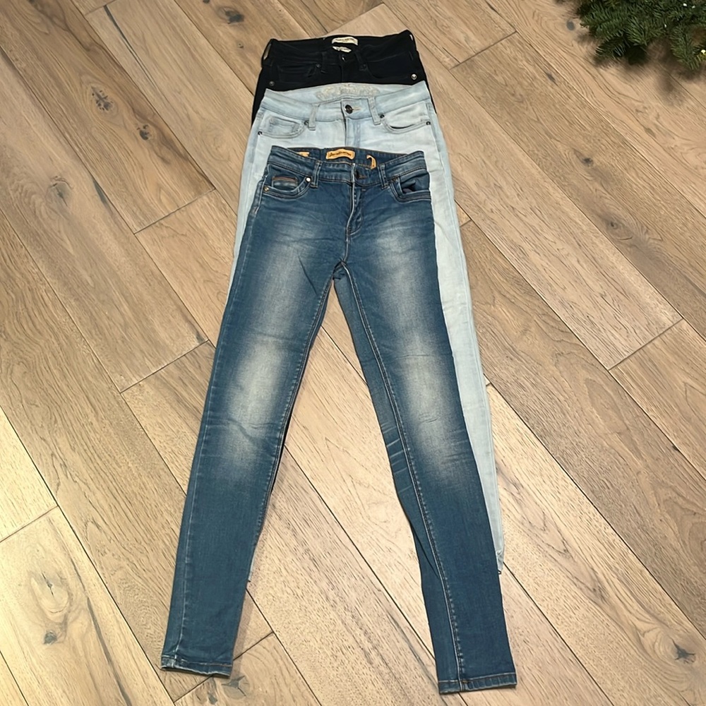 3 pair bulk of jeans. Size 2, 1, 24.